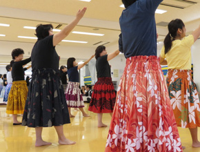 受講生、右手上げて右足前へ