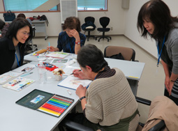 写真 色えんぴつ画入門 集中して取り組む受講生の皆さん