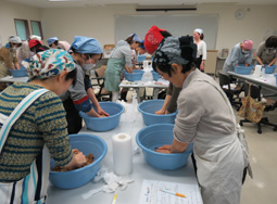 写真 楽しい味噌作り 大豆をつぶす