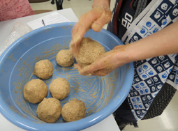 写真 楽しい味噌作り 大豆、麹、塩を混ぜひとかたまりに