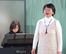 女性のピアノ伴奏で