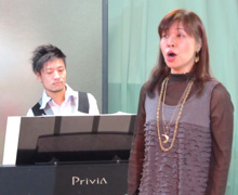 男性のピアノ伴奏で